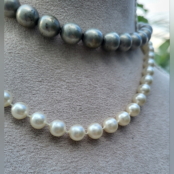 Vintage Faux Pearl Necklace (with free necklace) - Picture 4 of 9